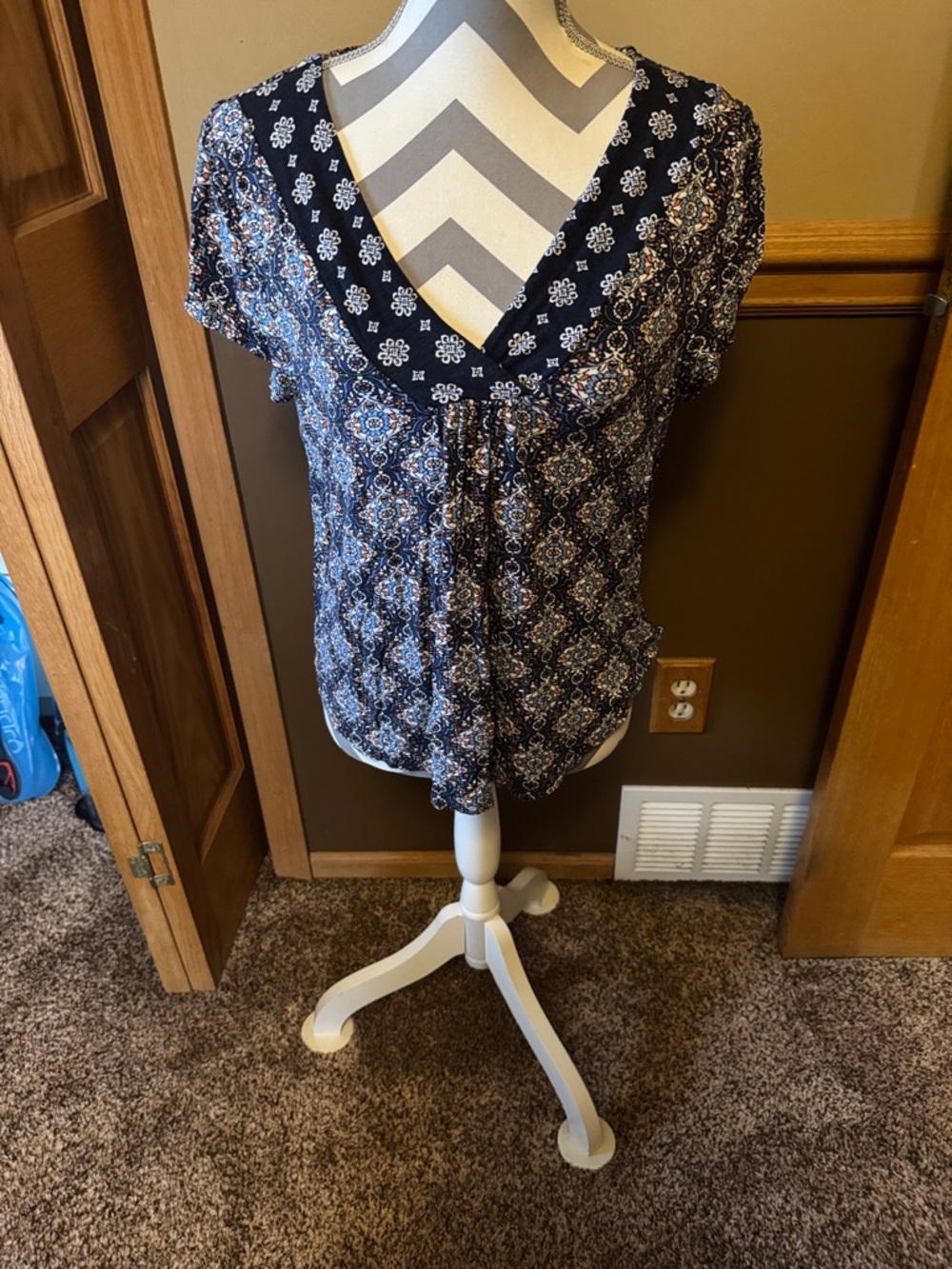 Leo & Nicole Navy Blue Printed V-Neck Short Sleeve Blouse
